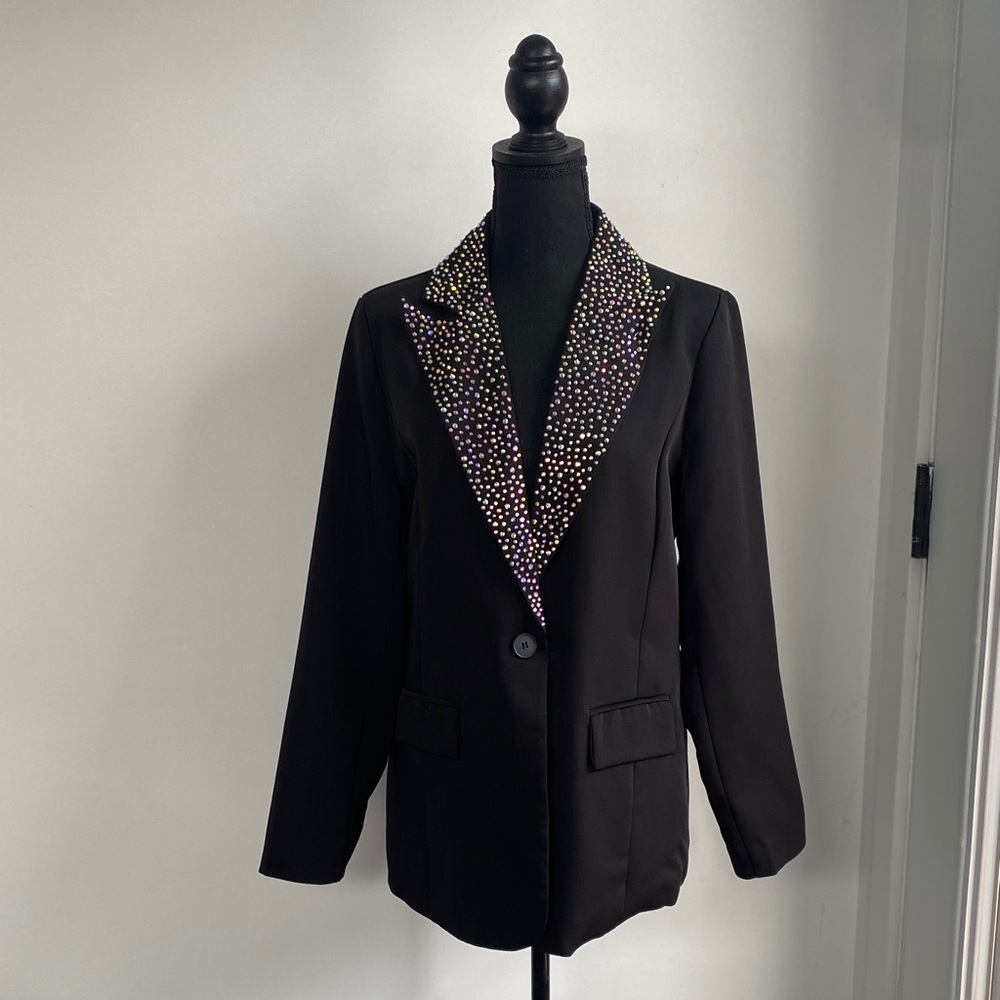 Chic Black Women's Blazer with Embellished Lapel